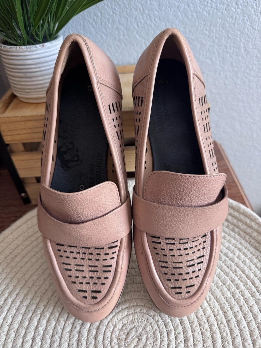 Earth leather upper perforated blush colored loafers size 7